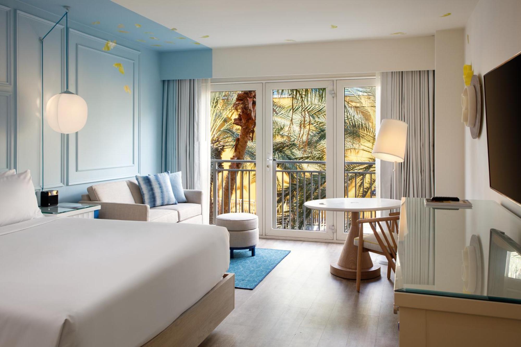 Quarto com Cama King-size e Vista do Resort